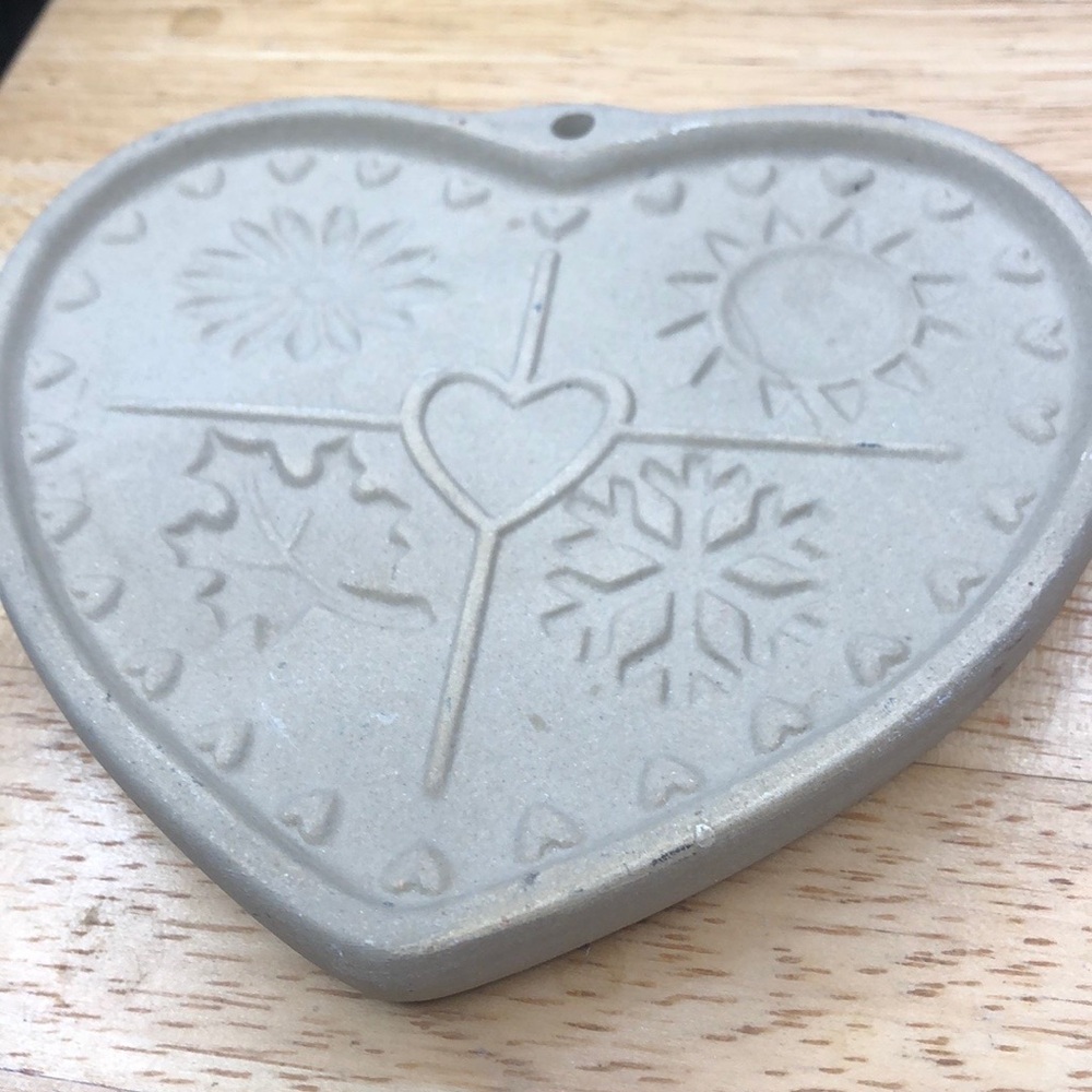 Pampered chef seasons of the heart cookie mold, 1977 stoneware